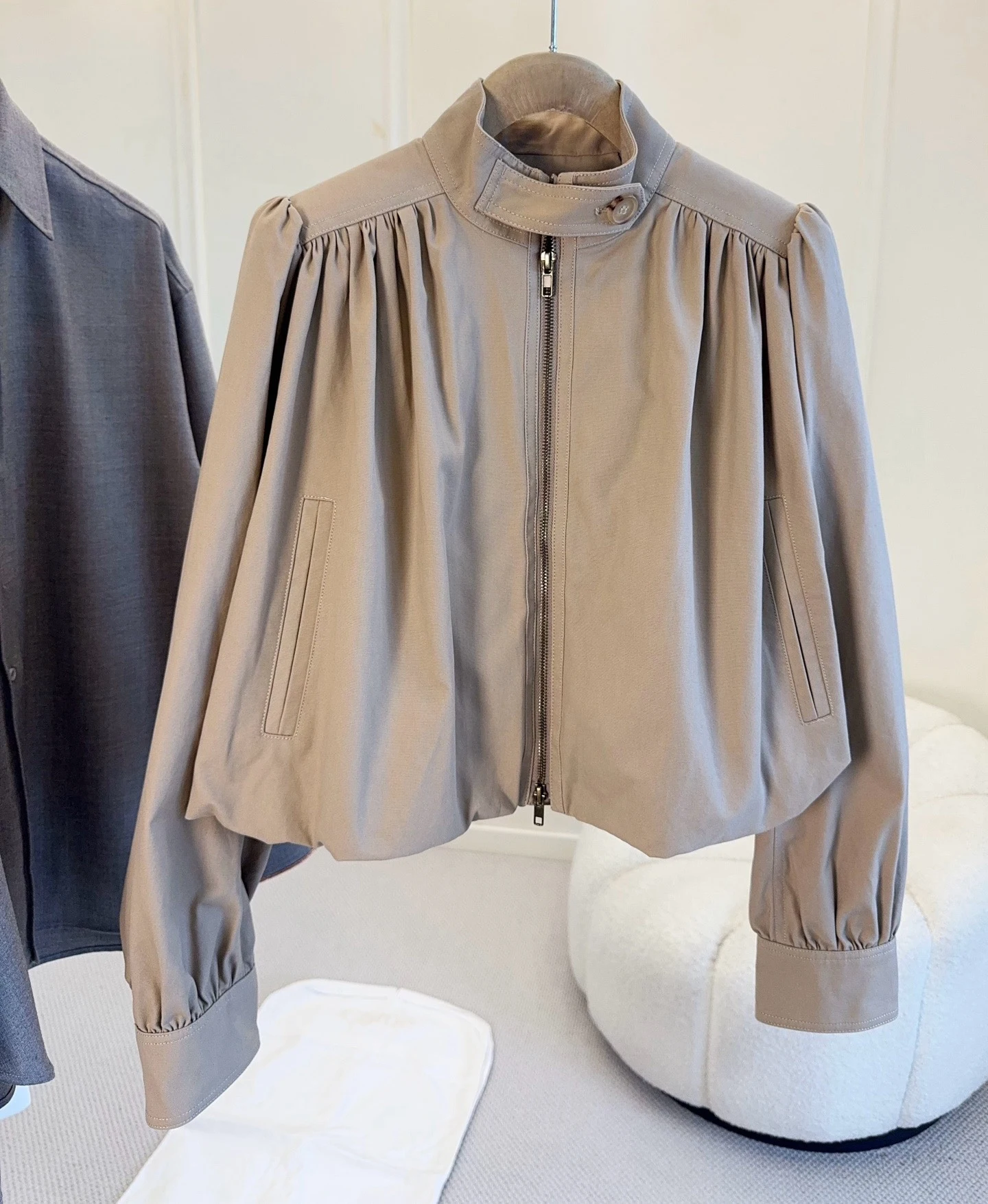 2026 Autumn New Women's Stand up Collar Short Jacket Top with Wrinkled Bubble Shoulder Design, High Quality, Simple Elegant