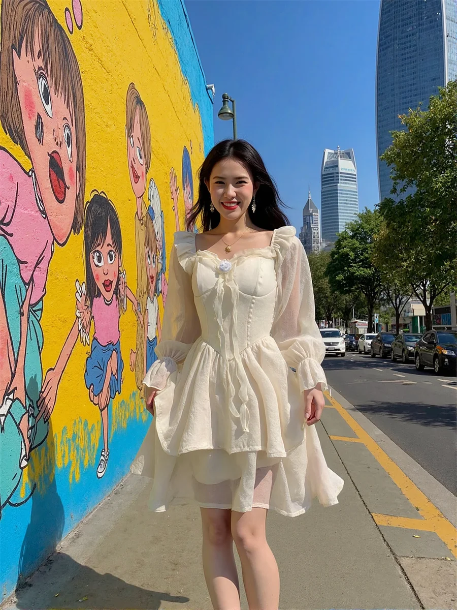 ชุดเดรสผู้หญิงสีขาว ทรงเข้ารูป สไตล์หวาน ผ้าบางเบา ใส่สบาย เหมาะสำหรับฤดูใบไม้ร่วง ปรับได้ ใช้เป็นชุดนอนได้ ดีไซน์สวยงาม ทรงเข้ารูป