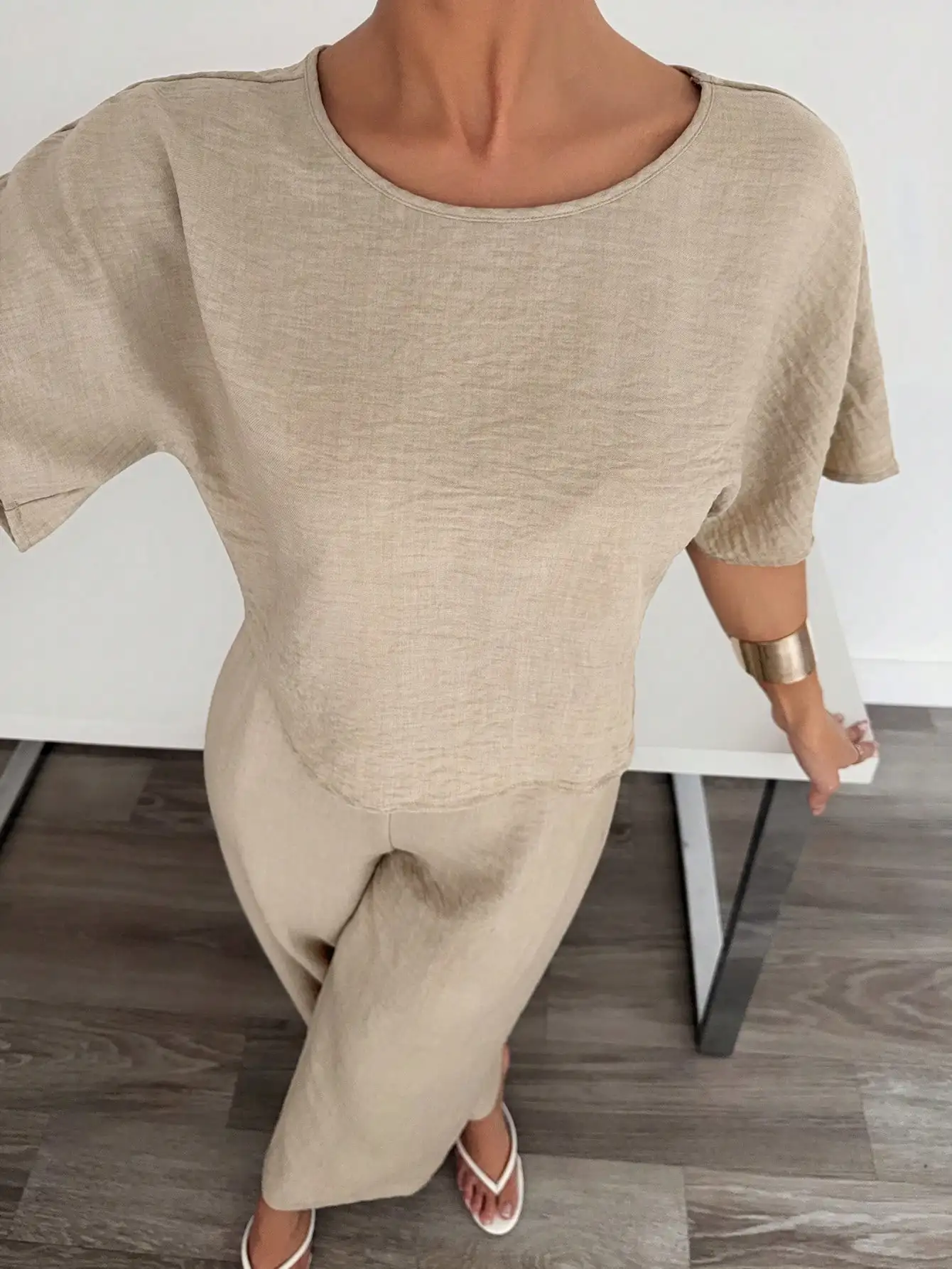 베이지색 2피스 캐주얼 세트: 여름철 업무 또는 휴식을 위한 반팔 상의 & 와이드 레그 팬츠