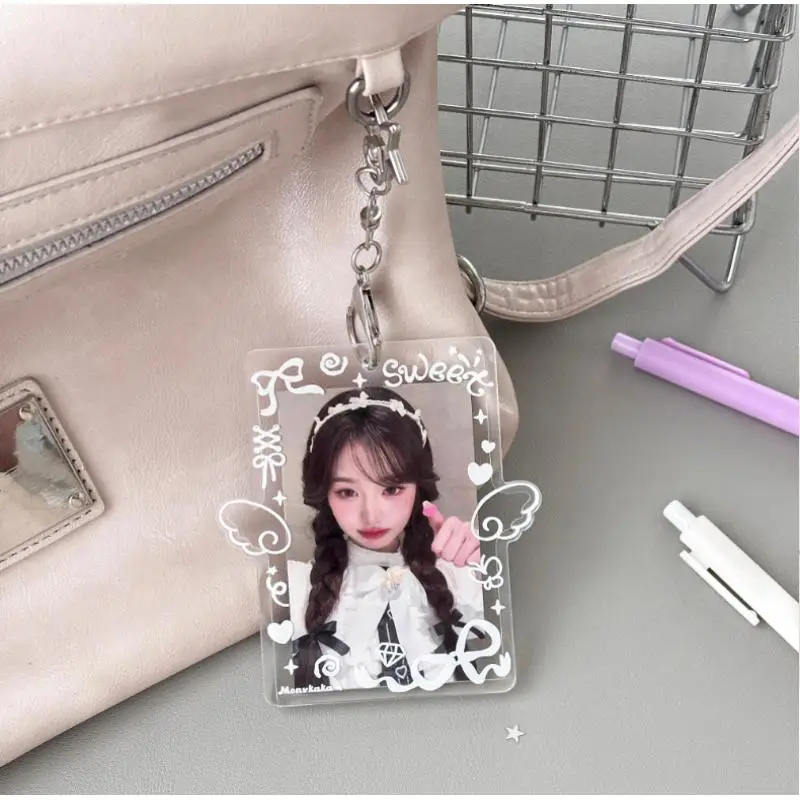 Acryl-Fotokartenhalter mit niedlichem Flügel-Print und Stern-Schlüsselanhänger, perfekt für die Fotosammlung von Fans und als Taschendekoration. – Detail 5