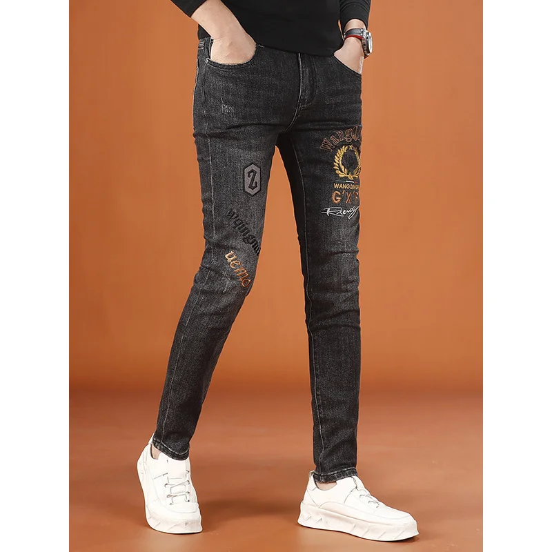 Pantalones estampados bordados para hombre, novedad de otoño 2021, ropa ligera de lujo para hombre, pantalones vaqueros elásticos de pierna pequeña