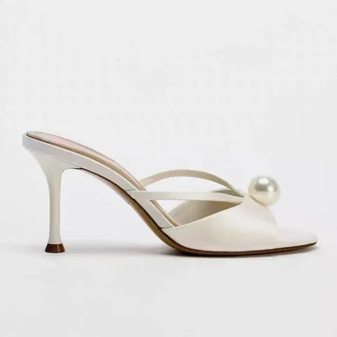 Весенне-осенние тонкие каблуки с украшениями из искусственного жемчуга. Высокие каблуки с круглой головкой и открытым носком. Сандалии на одной ноге. Женская обувь.