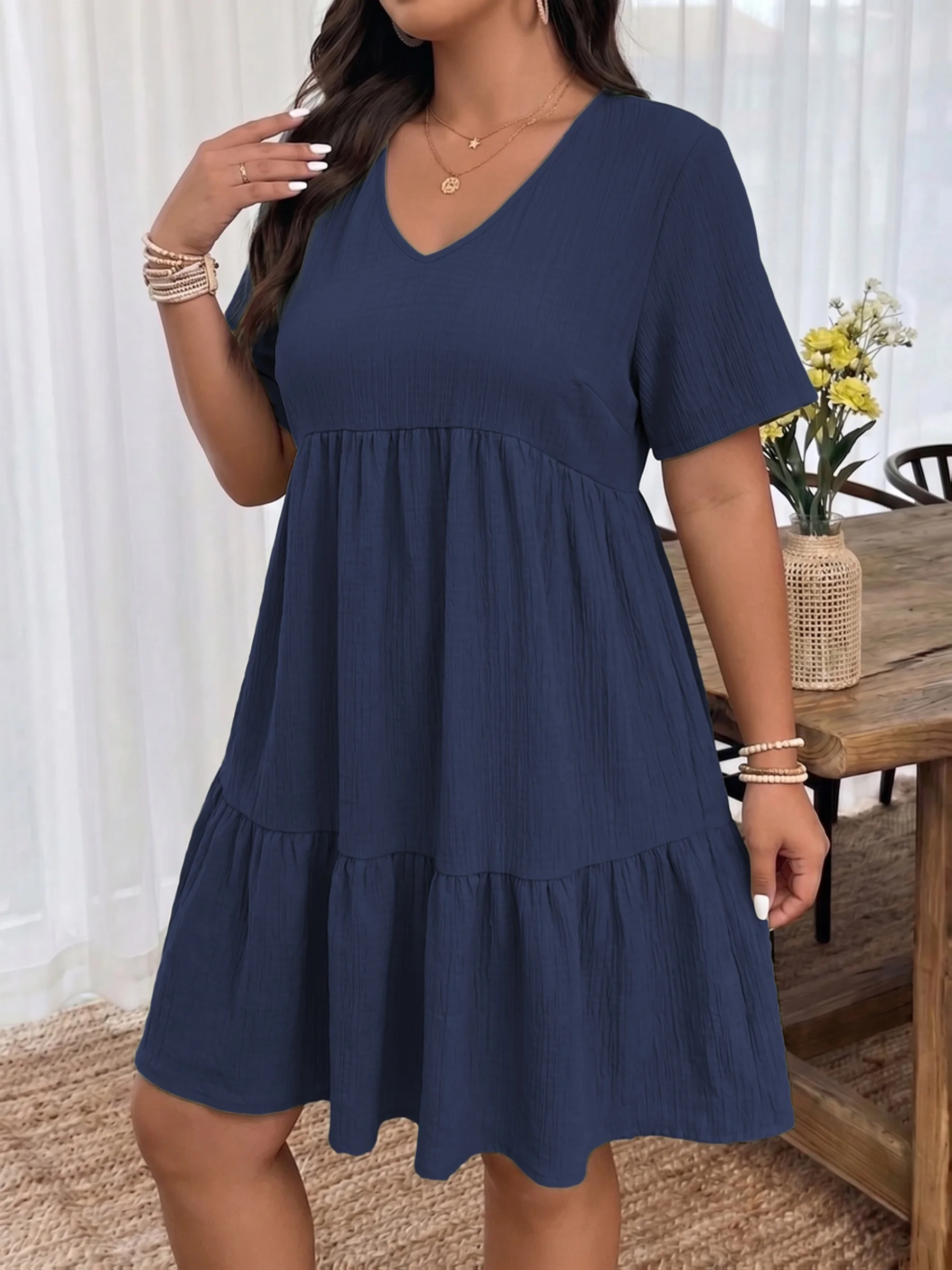 Stilvolles Plus-Size-Damenkleid mit V-Ausschnitt und Stufenrock für Alltagseleganz – Detail 3