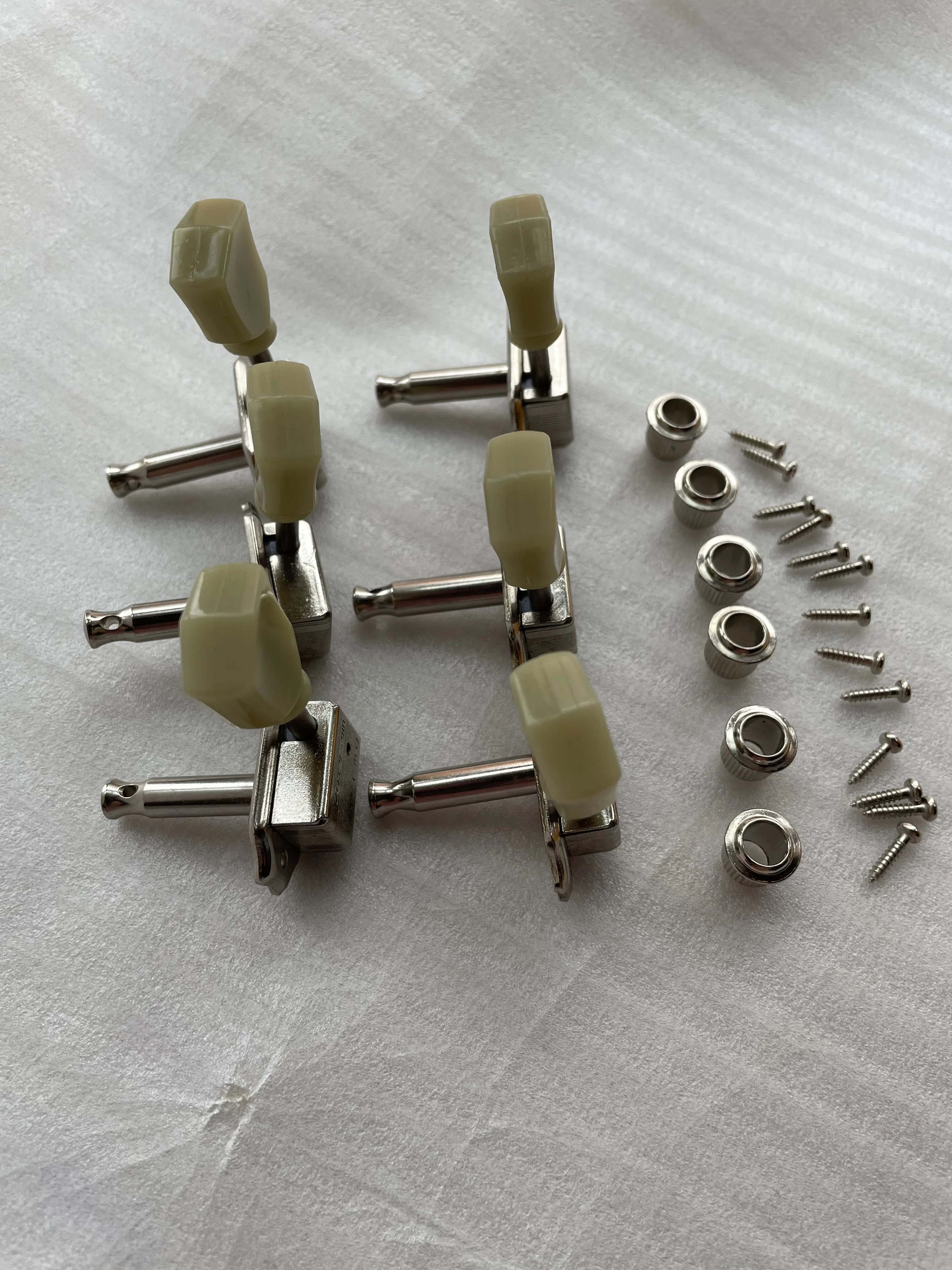 Original Guitar String Tuning Pegs, All Closed Guitar String Button Tuner, Plastic Green Machine Heads, 3L3R Stock (Not New)