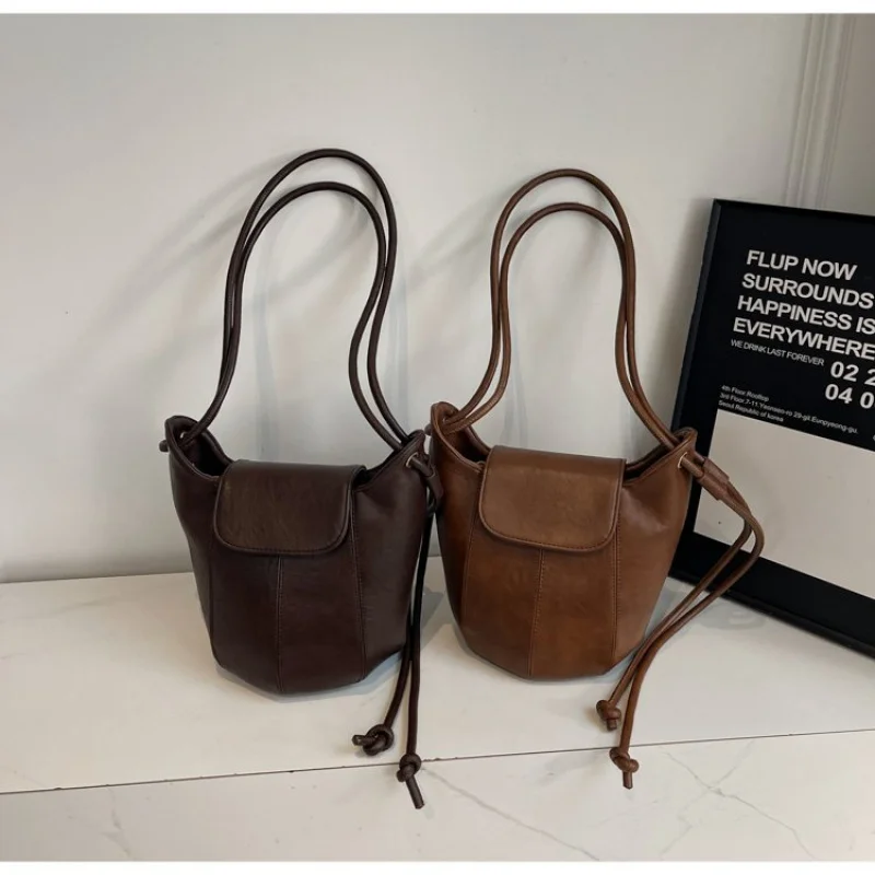 

Spacious Messenger Bag For Women Leather By Luxury Brand Elegant Design With Multiple Pockets And Comfort