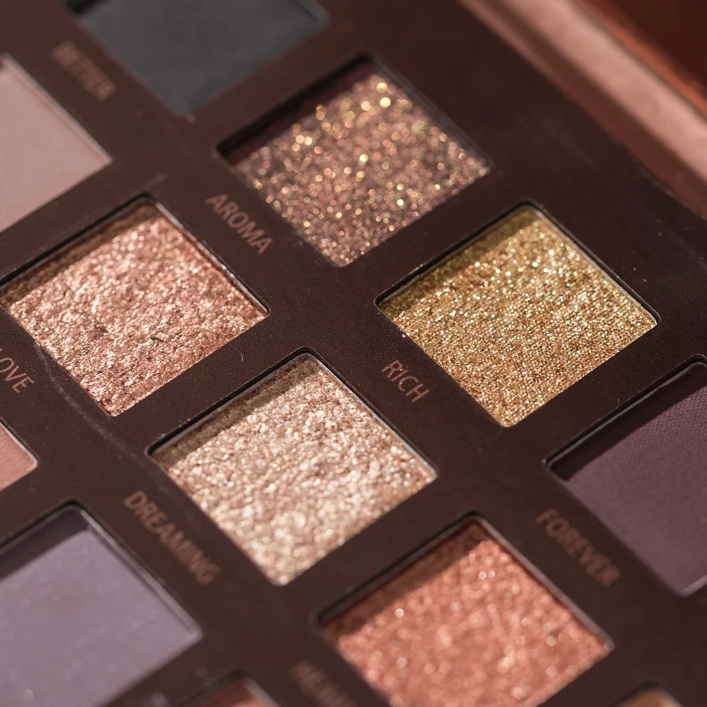 Long-Lasting 18-Color Eyeshadow Palette with Matte, Shimmer, Shiny, and Metallic Textures - Create Stunning Makeup Looks