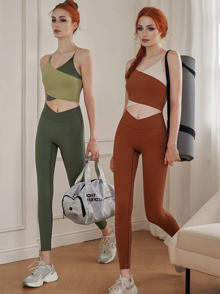 

Two-piece color-block yoga wear.It is slimming and the beautiful back design allows it to be worn outside.High-waisted for fitne