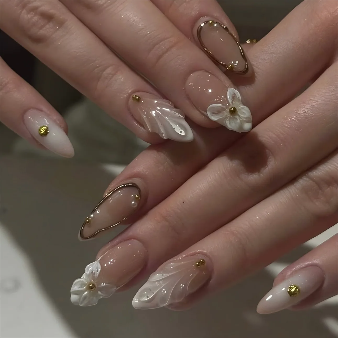 24 stücke Koreanischen Stil Einfache Falsche Nägel Gold Streifen Blume Gedruckt Drücken Auf Nägel Weiß Französisch Glänzend Mandel Sommer Gefälschte nagel