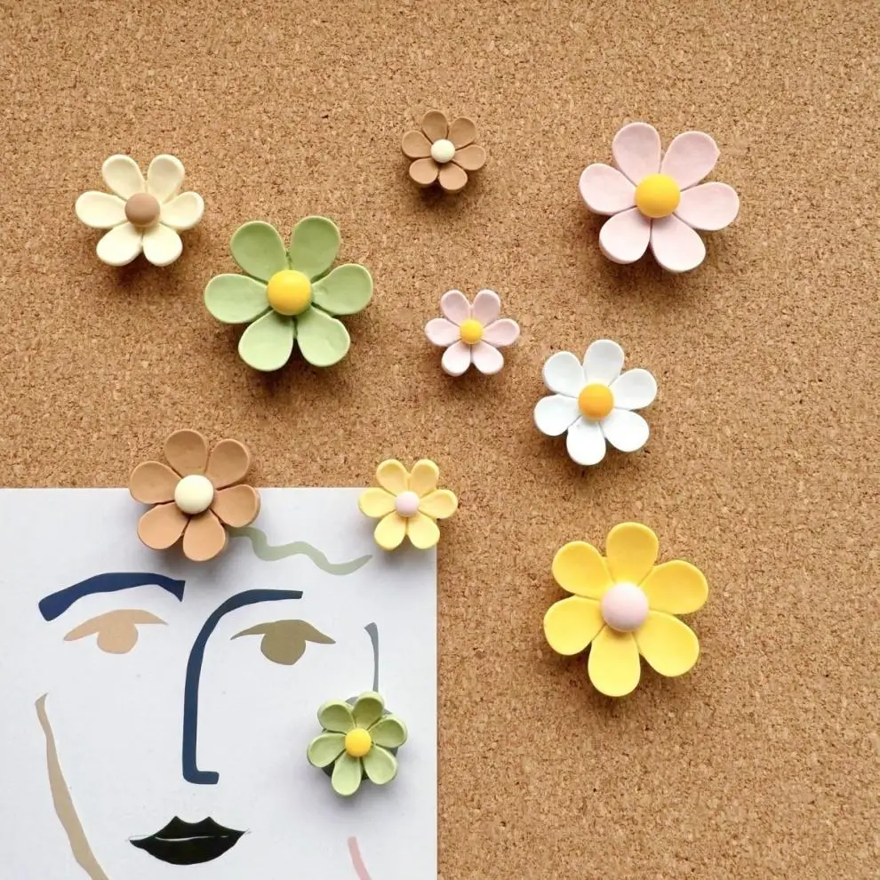 مجموعة دبابيس ضغط على شكل زهرة ملونة مكونة من 10/30، مسامير إبهام مزخرفة للوحة إعلانات الفلين، ديكور حائط اللباد، عرض الصور