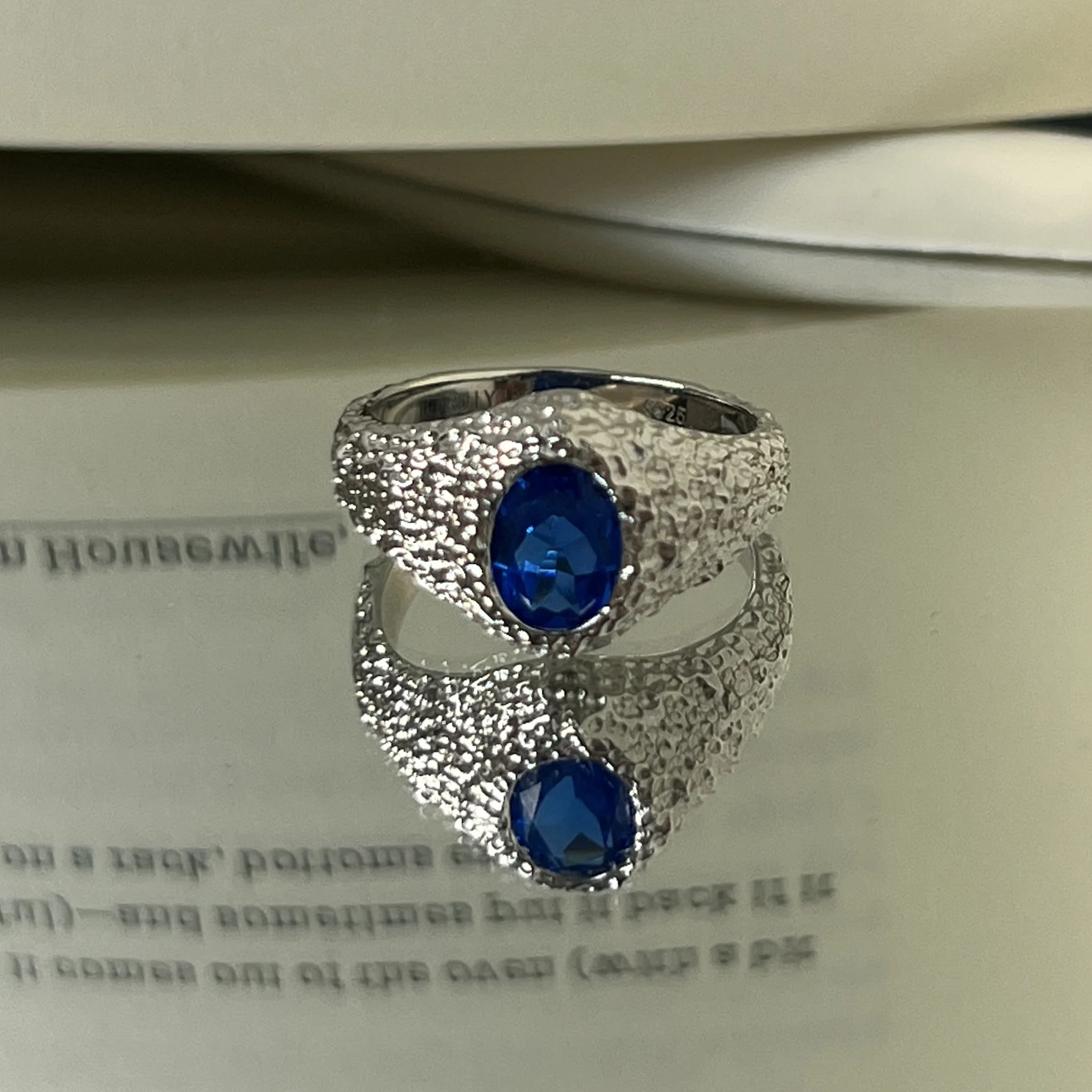 S925 silver, 18k thick gold plating process, cultivated sapphire with hammer texture, vintage-inspired ring.