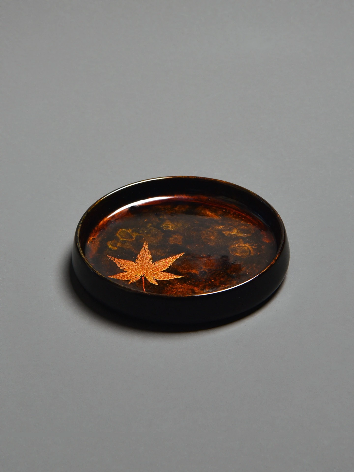 Disco con patrón de hoja de arce lacado grande, soporte para olla, plato para aperitivos y té, almohadilla para taza de té con rodamiento de olla pequeña, soporte para té, laca hecha a mano