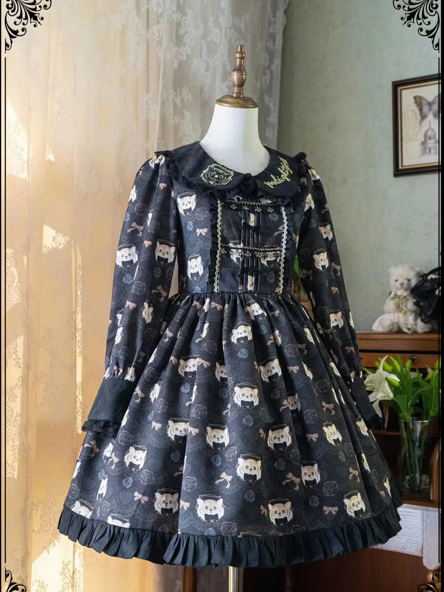 فستان لوليتا أسود لطيف فضفاض على طراز الأكاديمية للفتيات الجميلات مطبوع بياقة الدمية فستان خريفي بأكمام طويلة