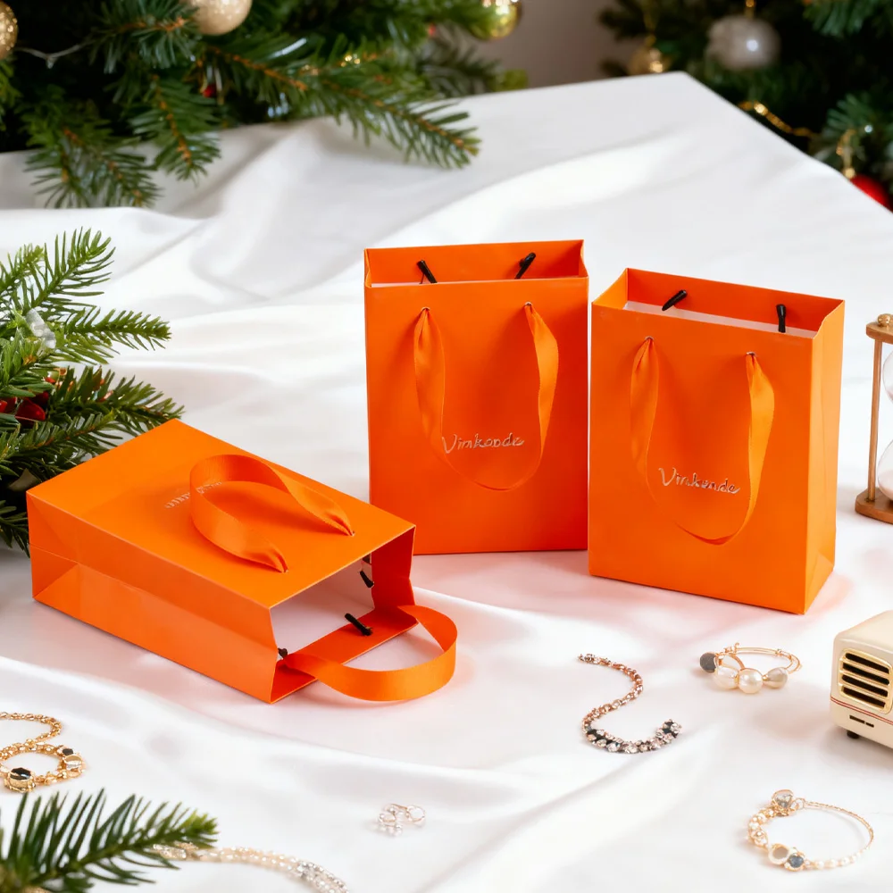24 قطعة حقيبة حمل ورق الكرافت الفاخرة للملابس شمعة تغليف المجوهرات شعار مخصص أكياس التسوق من الورق المقوى مع مقبض الشريط #1
