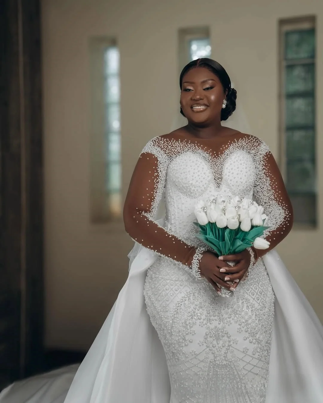 ชุดแต่งงานทรงเมอร์เมดหรูหราแบบสั่งตัดพิเศษ ไซส์พลัส ประดับด้วยลูกปัดและเลื่อม พร้อมกระโปรงถอดได้ แขนยาว