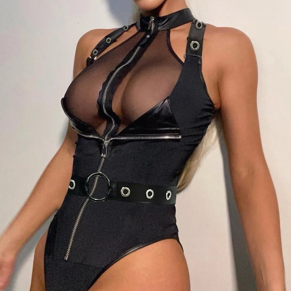 ヨーロッパとアメリカのセクシーなメッシュレザーシースルースプライシングジャンプスーツ、スパイシーガールハンギングネックジッパースプリットジャンプスーツ