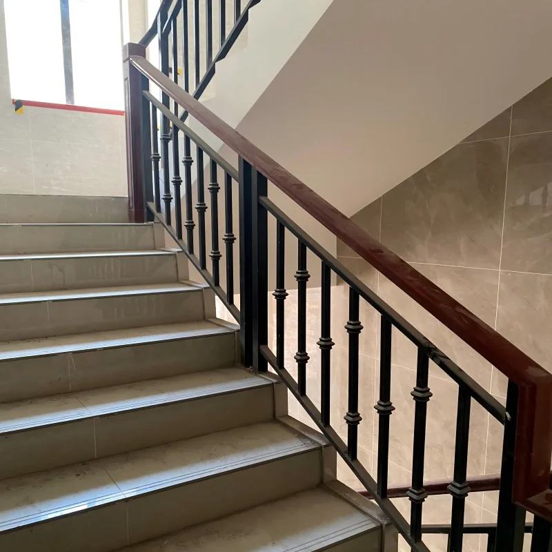 تخصيص درابزين سلالم من الفولاذ المجلفن المتين ودرابزين خشبي للسلالم مع تصميمات درابزين الدرج المعاصر