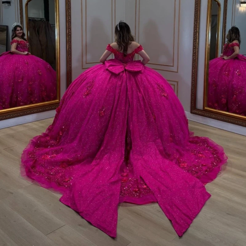 ชุดเดรสเจ้าหญิงสีแดงกุหลาบวิบวับแบบเปิดไหล่สำหรับงานฉลองอายุ 16 ปี งาน Quinceañera ประดับดอกไม้ลูกปัดโบว์ผ้าทูลล์สำหรับงานปาร์ตี้วันเกิด