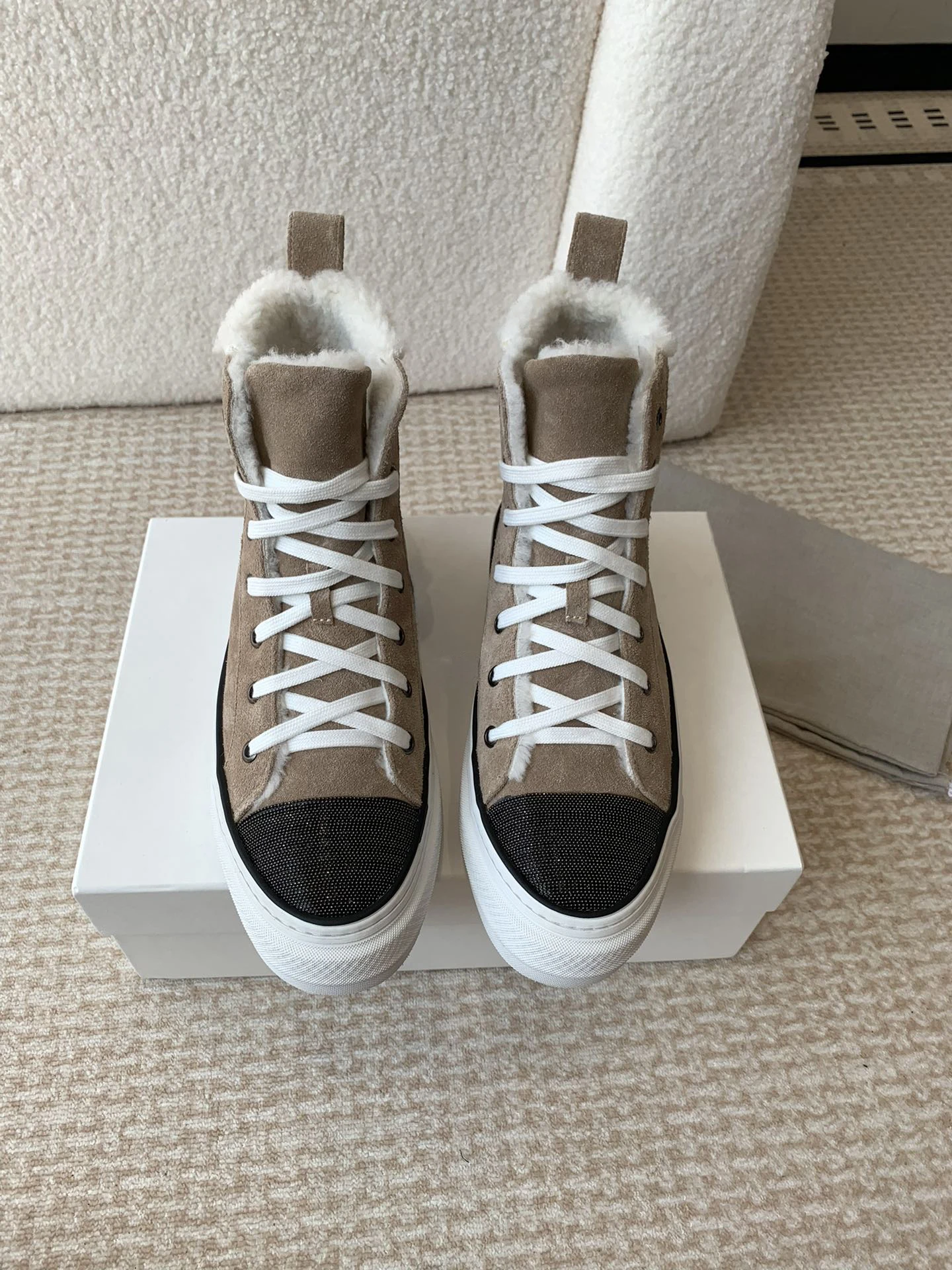 Classic retro high-top casual shoes, cow suede mesh upper, imported wool lining, soft and comfortable, casual and versatile.