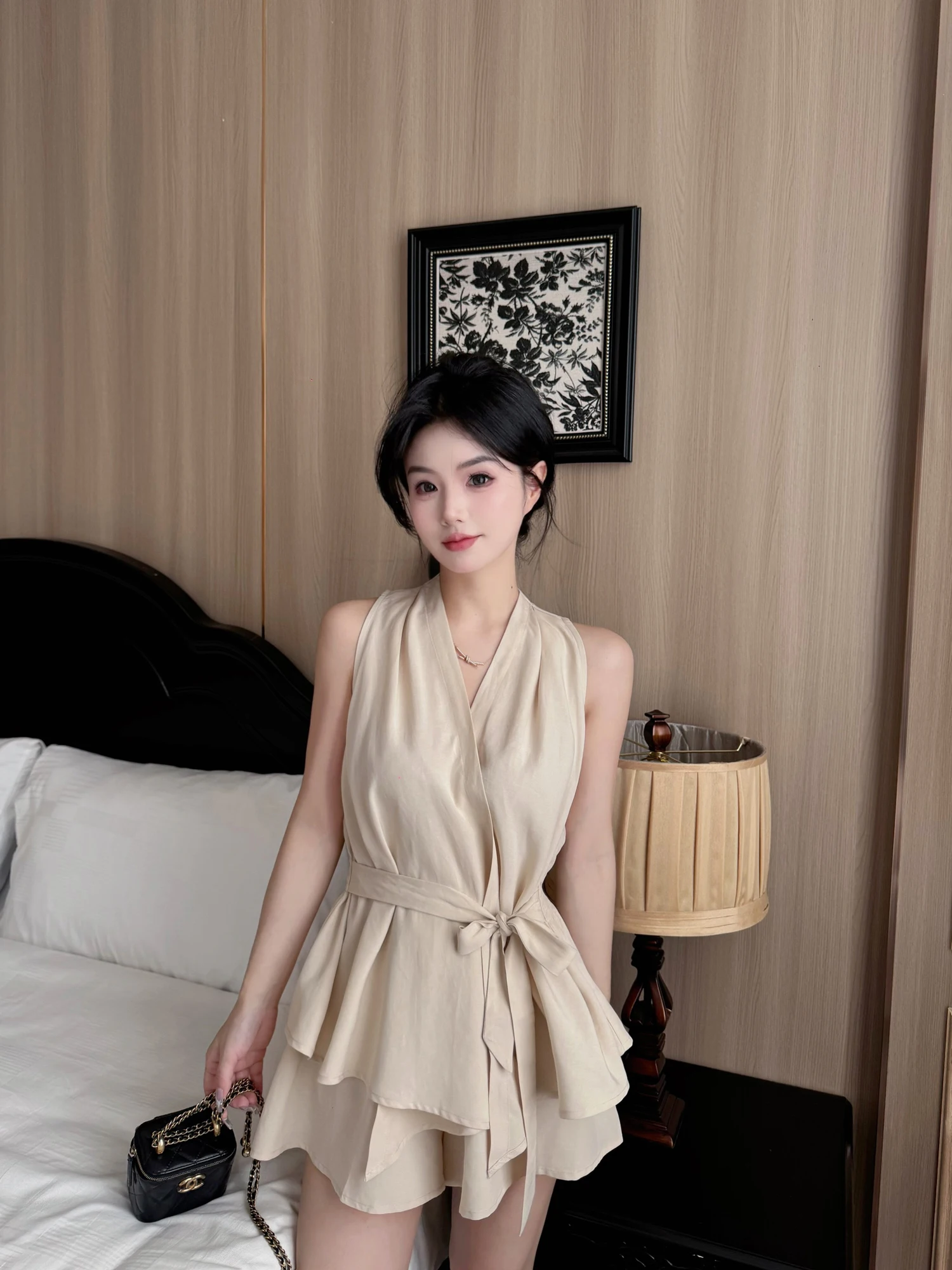 

Летний тонкий комплект из двух предметов: топ с V-образным вырезом и легкие шорты для женщин, комфортный и легкий