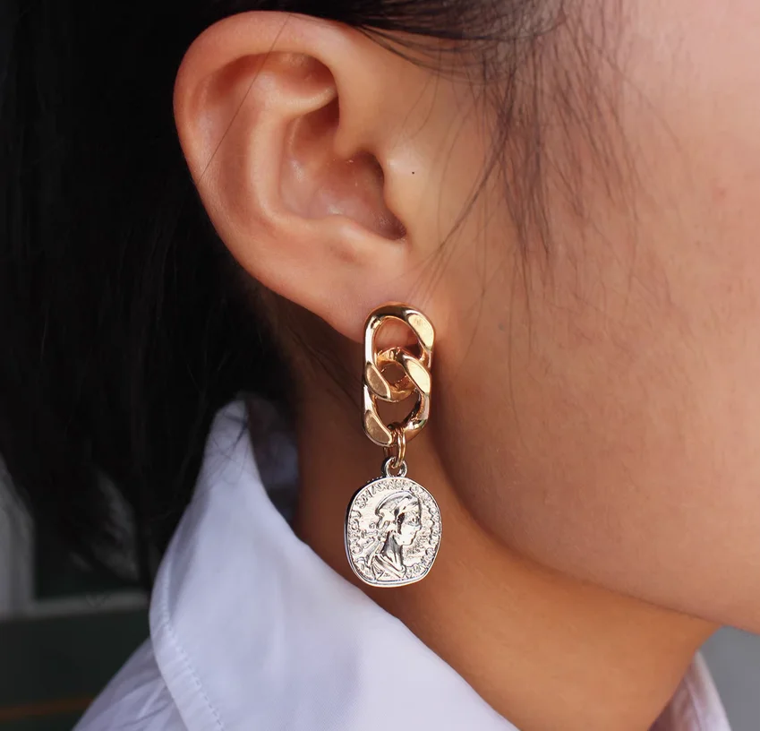 

Jewelry factory outlets in Europe and America niche retro relief portrait gold coin earrings cool personality chain earrings.