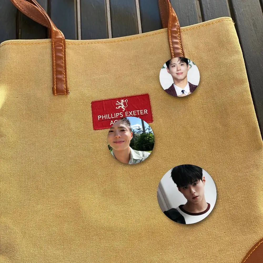 الممثل الكوري الجنوبي بارك بو اللثة شارات أنيمي شارة ليزر مستديرة الكرتون بروش الملابس على ظهره اكسسوارات التلبيب #3