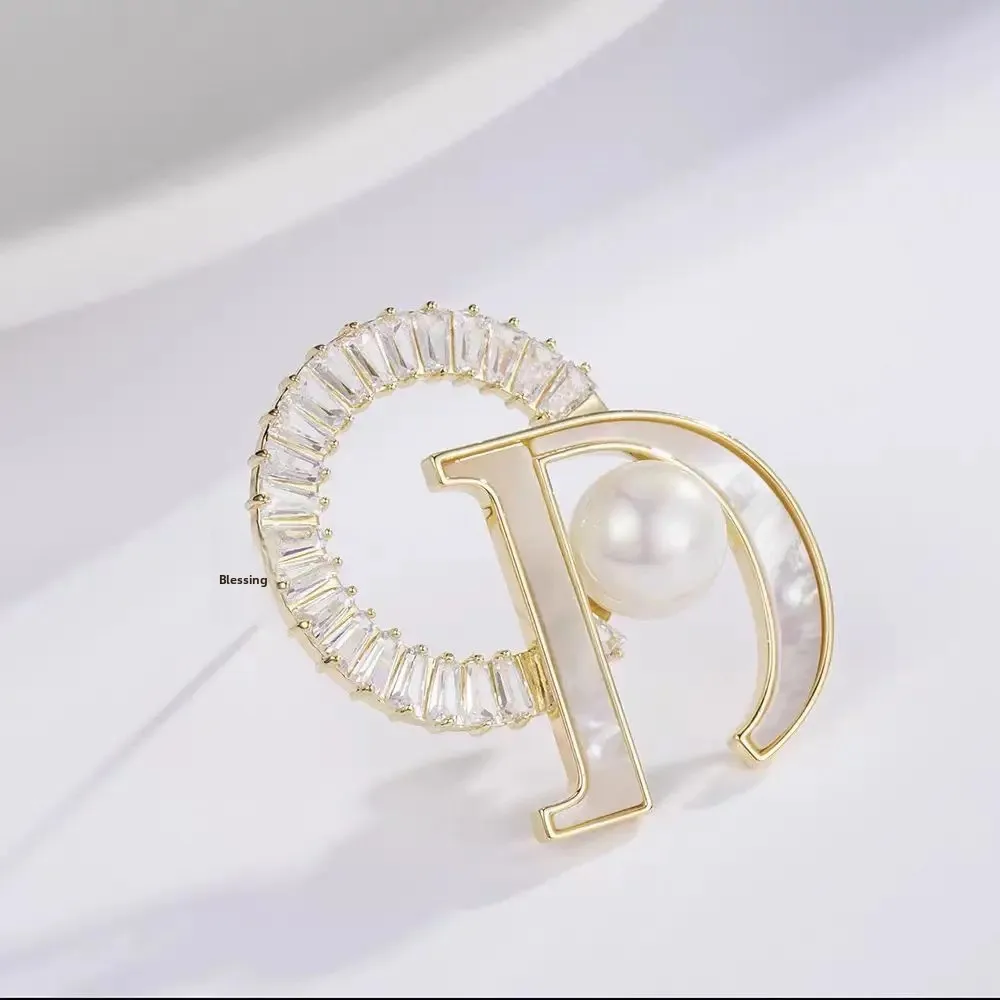 Broche de concha con letras y perlas elegante a la moda, Pin con personalidad a la moda, Pin de flor para solapa, accesorio para traje, estilo ligero de lujo