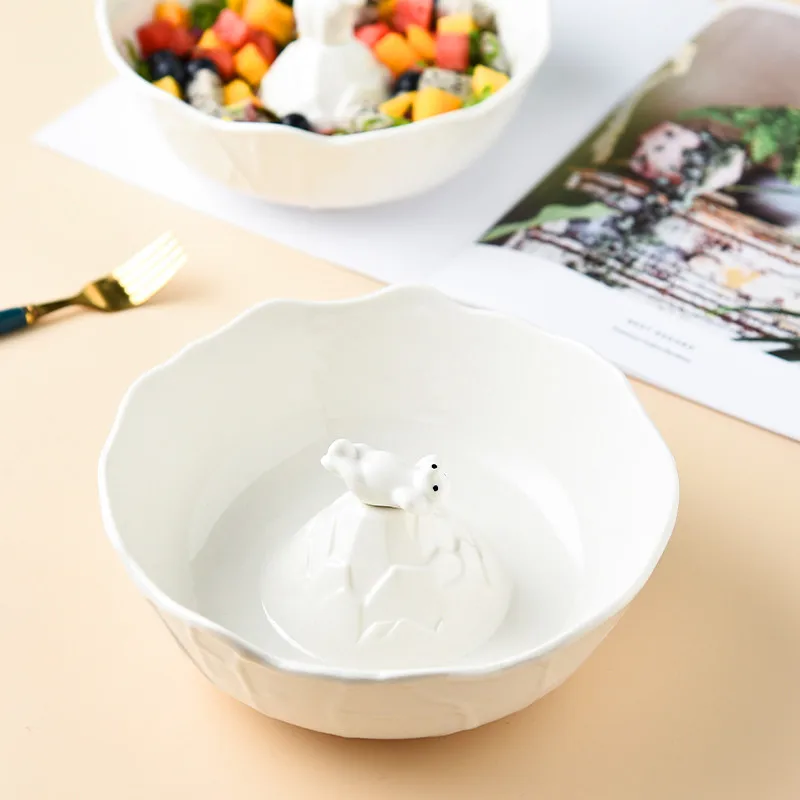 There is a polar bear in the middle of a 1pcs ceramic bowl, creative salad bowl, Noodles in soup bowl