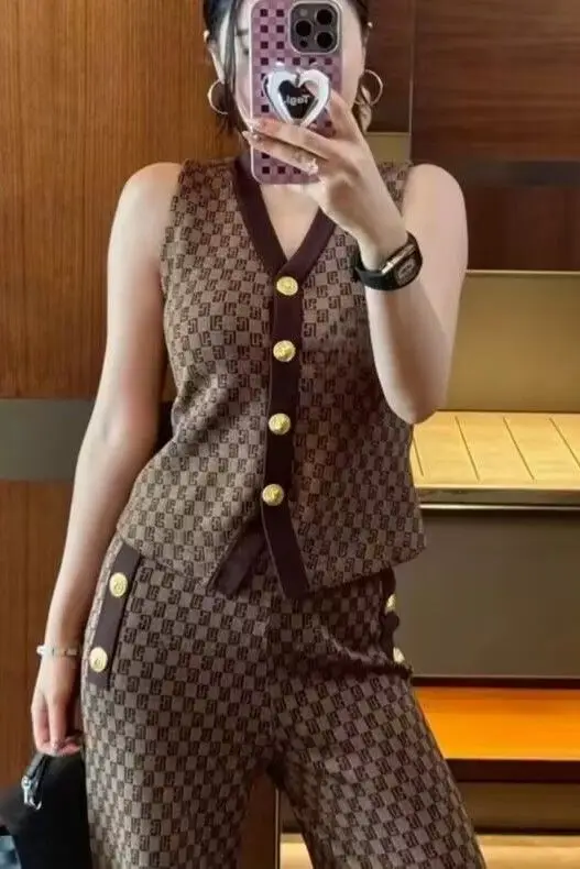 

High-end Small Fragrance Style Retro Jacquard Women's Sleeveless Knitted Vest Metal Button Wide-leg Pants Two-piece Set