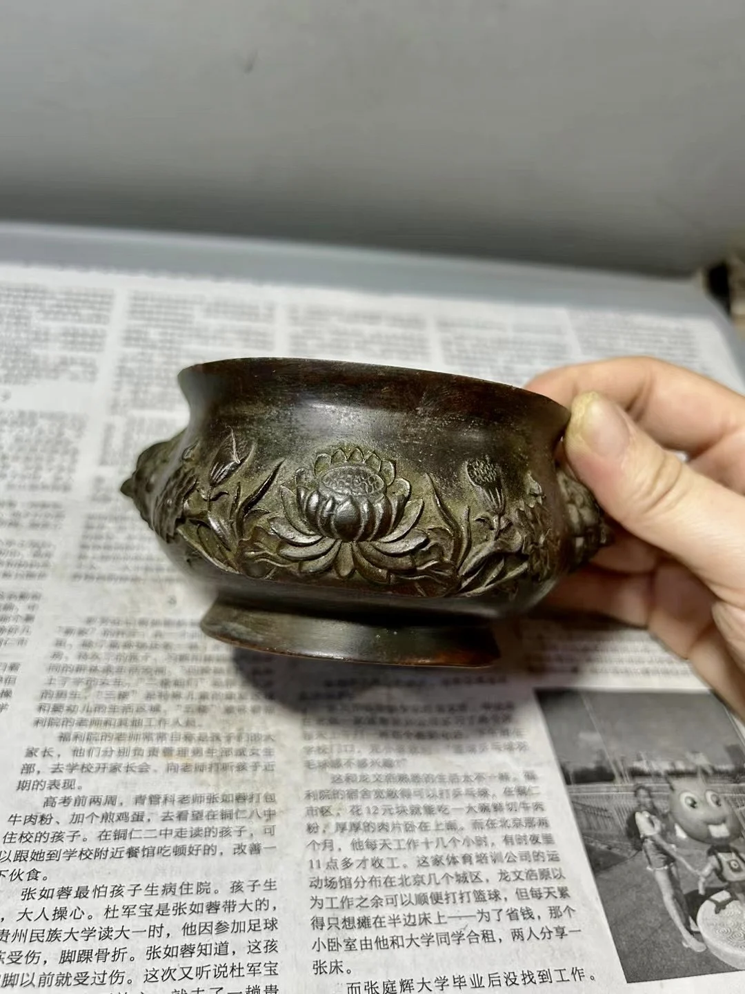 

Bronze furnace embossed lotus furnace with bottom double lions and ears reflowing old objects incense burner