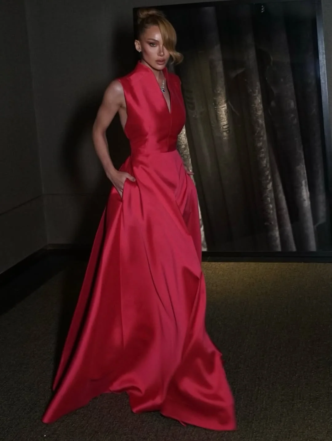 Customized Elegant Sleeveless Evening Dress Red Satin Prom Gown with Stand Collar V Neck Formal Party Gown for Women Party