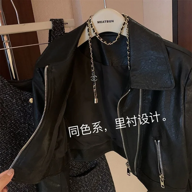เสื้อแจ็คเก็ตแฟชั่นใหม่ หนัง PU ล้างสีดำ แต่งแผ่นรองไหล่ ทรงเข้ารูป ปกสั้น ซิปคู่ แขนยาว มีกระเป๋า เสื้อแจ็คเก็ตผู้หญิง