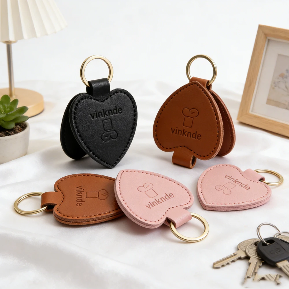 

Bulk New Minimalist Custom PU Leather Heart Keychain Embossed logo Printed logo with Leather Pendant Men and Women Key Ring