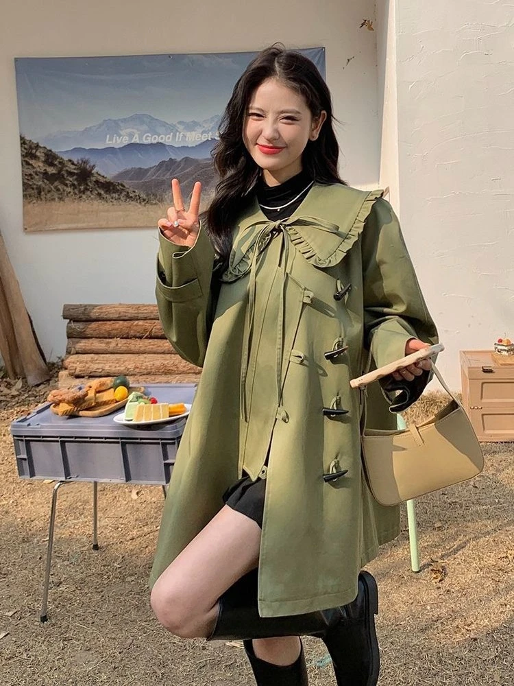 Modny płaszcz trencz na wiosnę i jesień 2025 dla kobiet o niskiej statura, w stylu koreańskim, luźny, casualowy płaszcz z guzikami z rogu, wykończeniem z koronki, długość midi.