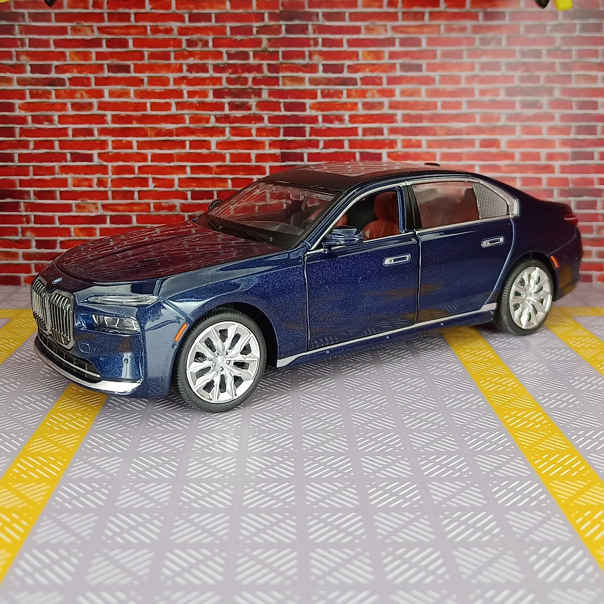 

1:24 i7 G70 Luxury Car Simulation Diecast Metal Alloy Model car Sound Light Pull Back Collection Kids Toy Gifts