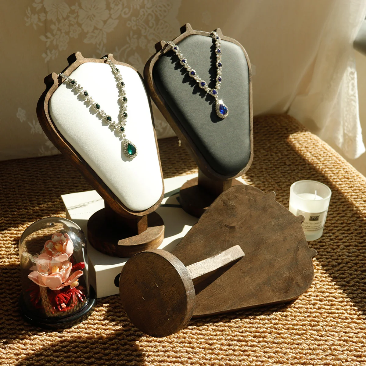 クルミ色のジュエリーネックレスディスプレイフレーム、高級感のある印象的なモデルカウンター、ウィンドウディスプレイ小道具、ネックレスフレーム