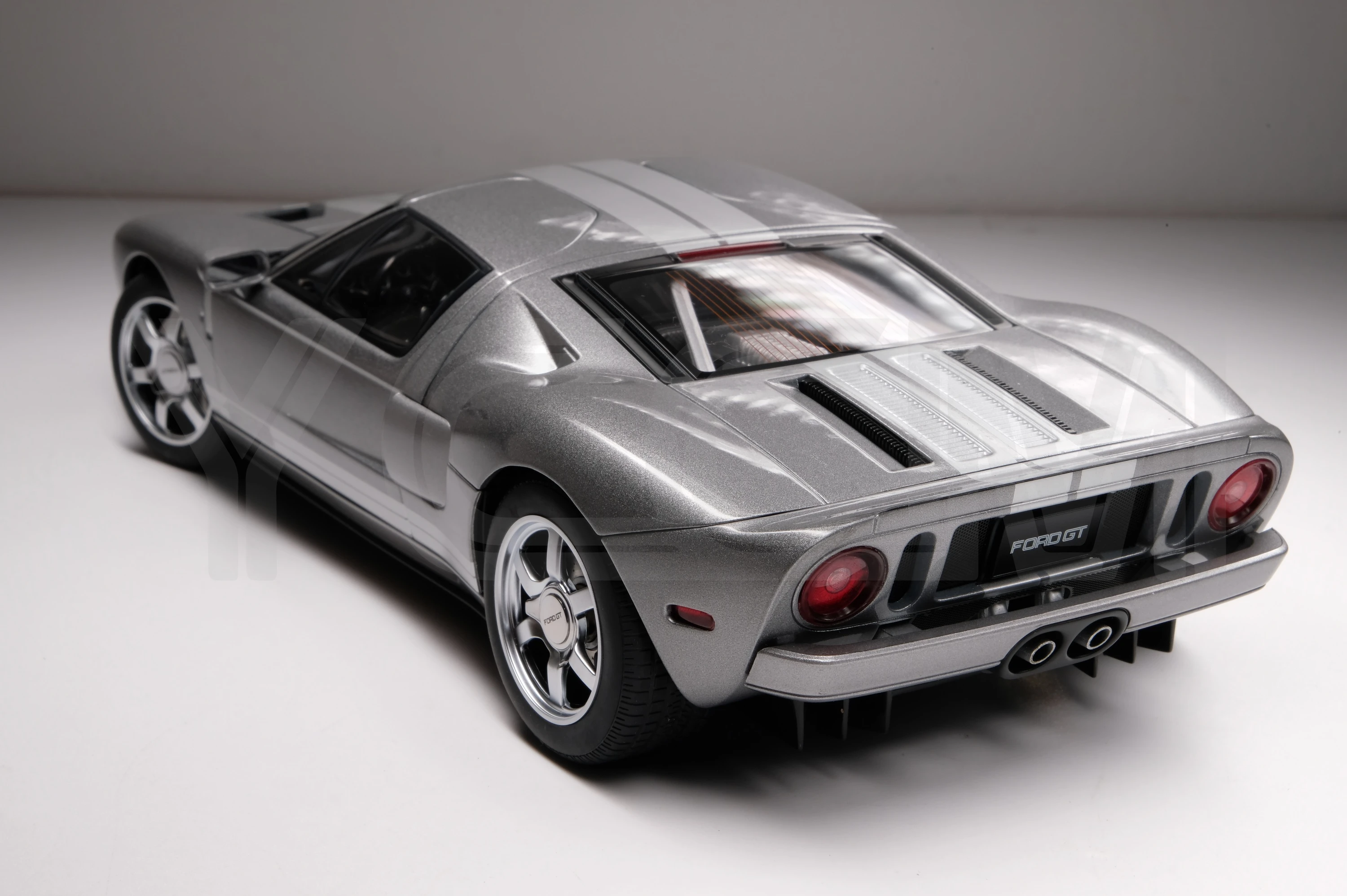 Autoart 1:18 GT 2004 Silver Simulation Limited Edition All Open Alloy Metal Static Car Model Toy Gift