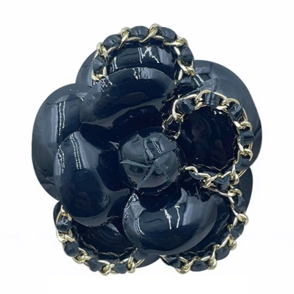 Luxuriöse Echte Leder-Kamelie-Brosche mit Goldfarbener Kette Elegante Schicke Blumen-Anstecknadel Hochwertiges Boutique-Accessoire für Damen