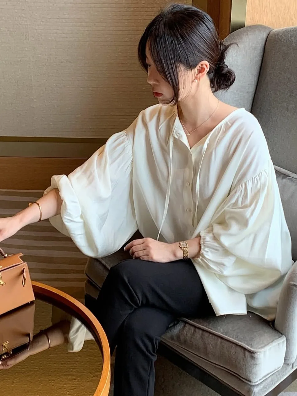 봄 신상 루즈핏 여성 랜턴 소매 블라우스 고급스러운 느낌 한국 스타일 긴 소매 얇은 원단