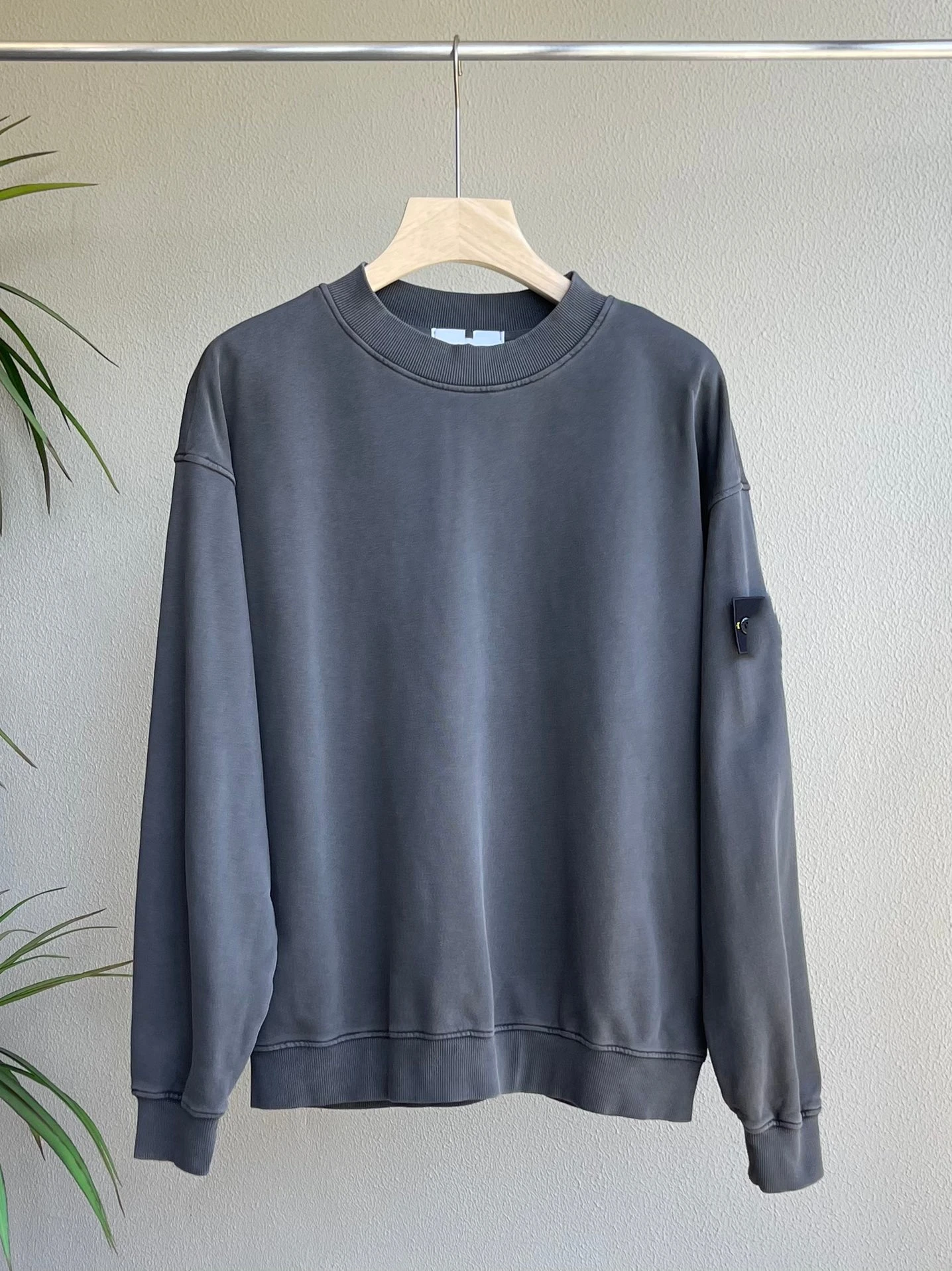 سترة فضفاضة بياقة مستديرة مغسولة بتصميم عتيق مع شارة مطرزة للرجال بلون موحد موضة خريف 2024