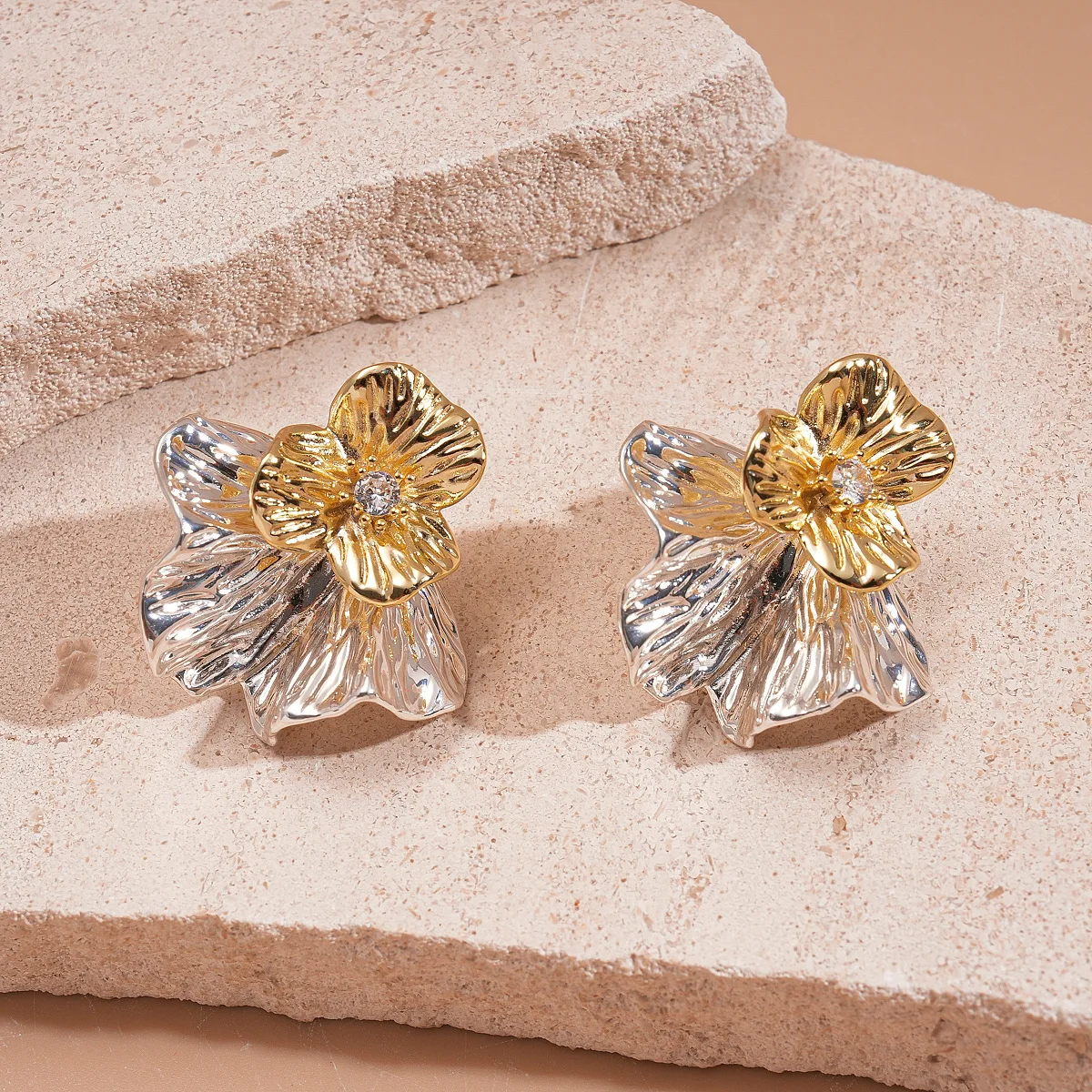 اللون كتلة مطوي المعادن قرط صغير زهري للنساء الأزهار مطعمة الزركون الأذن ترصيع بيان مجوهرات اكسسوارات الحفلات K1 #4