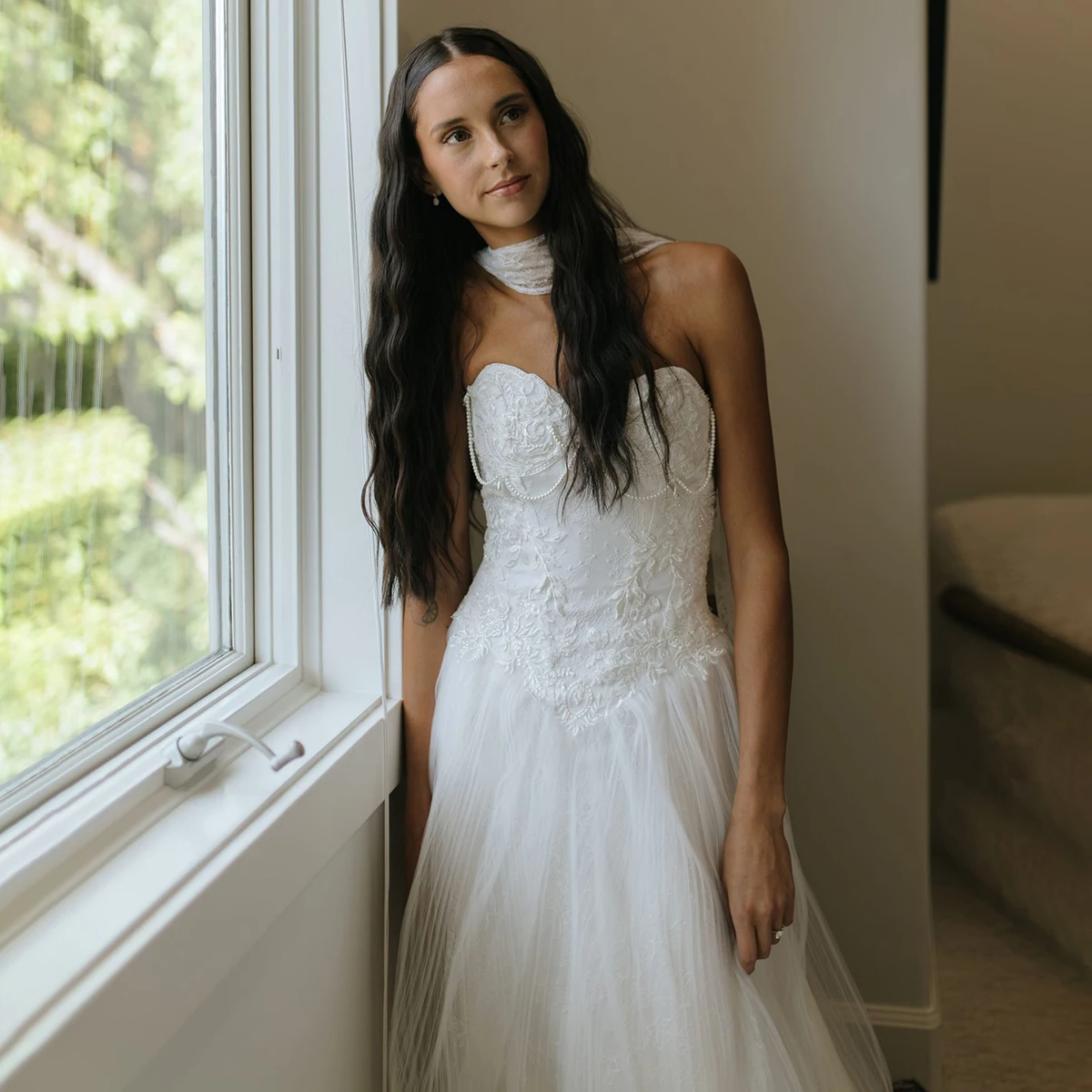 Basque Waist Plissee Tulle Beading Corset Bridal Gown Customized Plus Size Embroidered Ivory Sweetheart Wedding Dress with Scarf