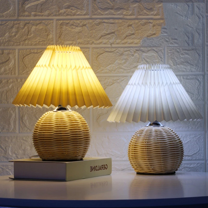 ACまたはDC電源ヴィンテージラタンテーブルランププリーツファブリックランプシェードE27トリコロール電球かわいいLEDデスクライト寝室研究用