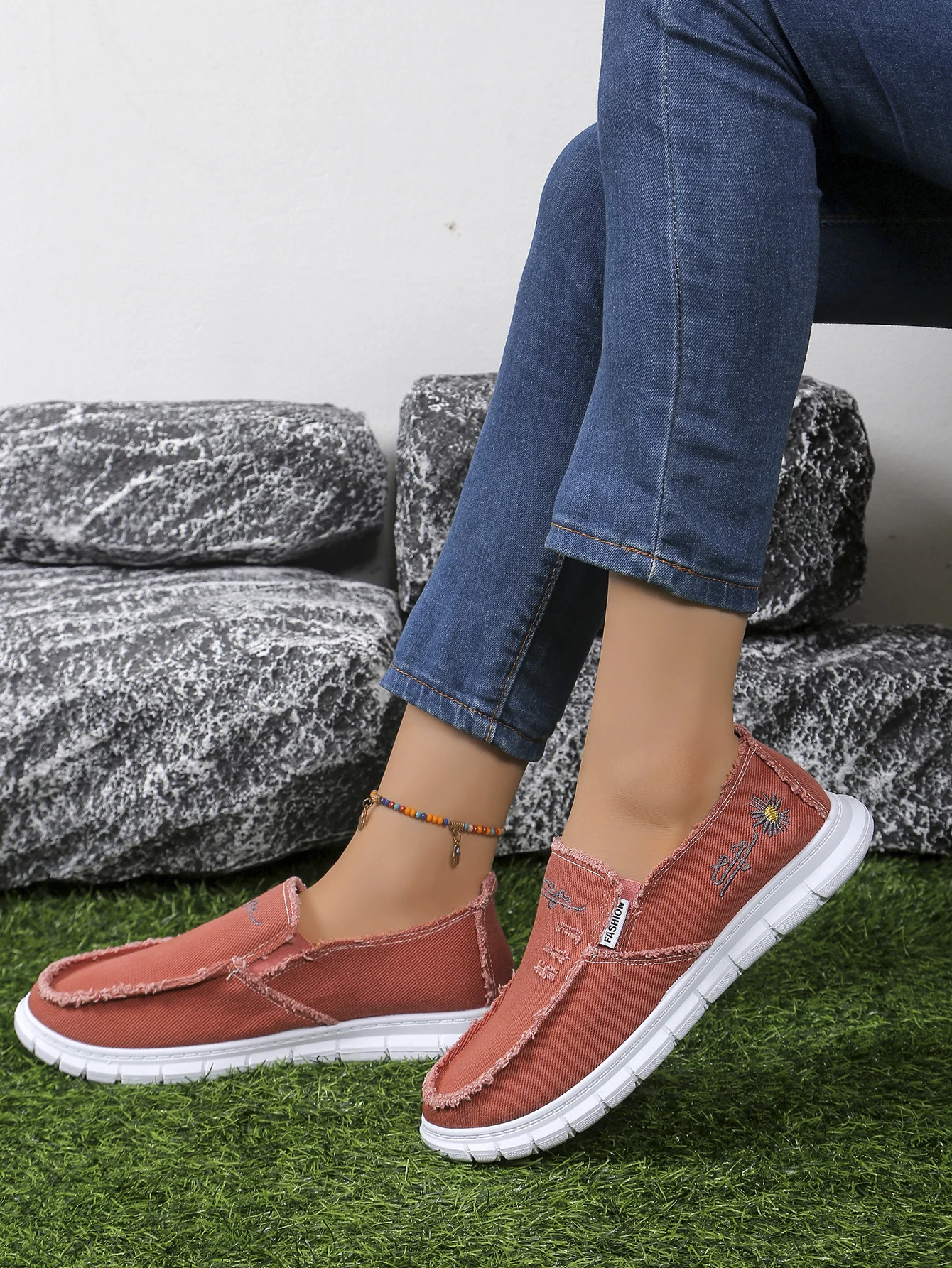 Damen-Slip-On-Schuhe aus Segeltuch, lässige Slipper mit Gänseblümchen-Stickerei, bequeme, leichte Wanderschuhe für den täglichen Gebrauch – Detail 5