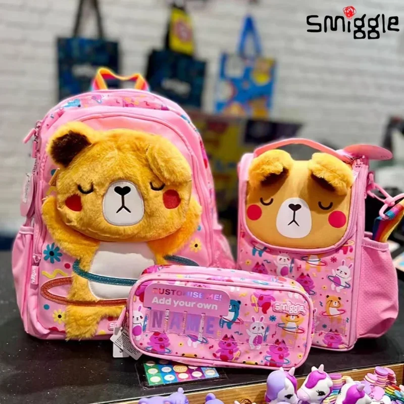 حقيبة مدرسية للطلاب متوسطة الحجم من Smiggle الأسترالية خفيفة الوزن ولطيفة على شكل الدب الصغير من القطيفة للفتيات الكرتونية حقيبة ظهر على شكل رسوم متحركة