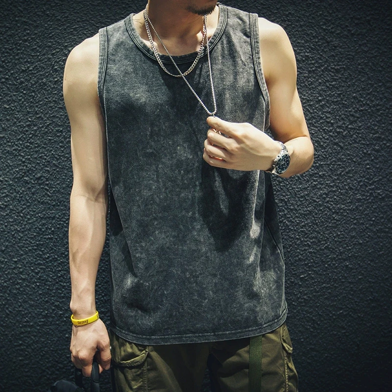 

American-style high street dark style washed and aged vest, a trendy and retro sleeveless tank top T-shirt for men in summer.