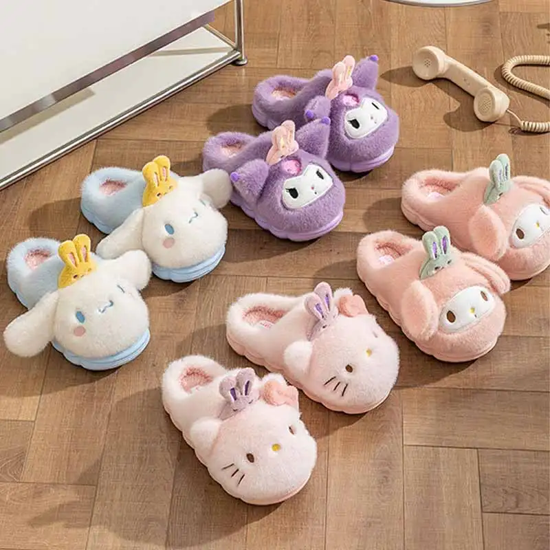 รองเท้าแตะผ้าฝ้ายลายคิตตี้และคุโรมิ น่ารัก สไตล์อนิเมะ สำหรับฤดูใบไม้ร่วงและฤดูหนาว รองเท้าการ์ตูนใส่ในบ้าน กันลื่น อุ่นสบาย เหมาะเป็นของขวัญ