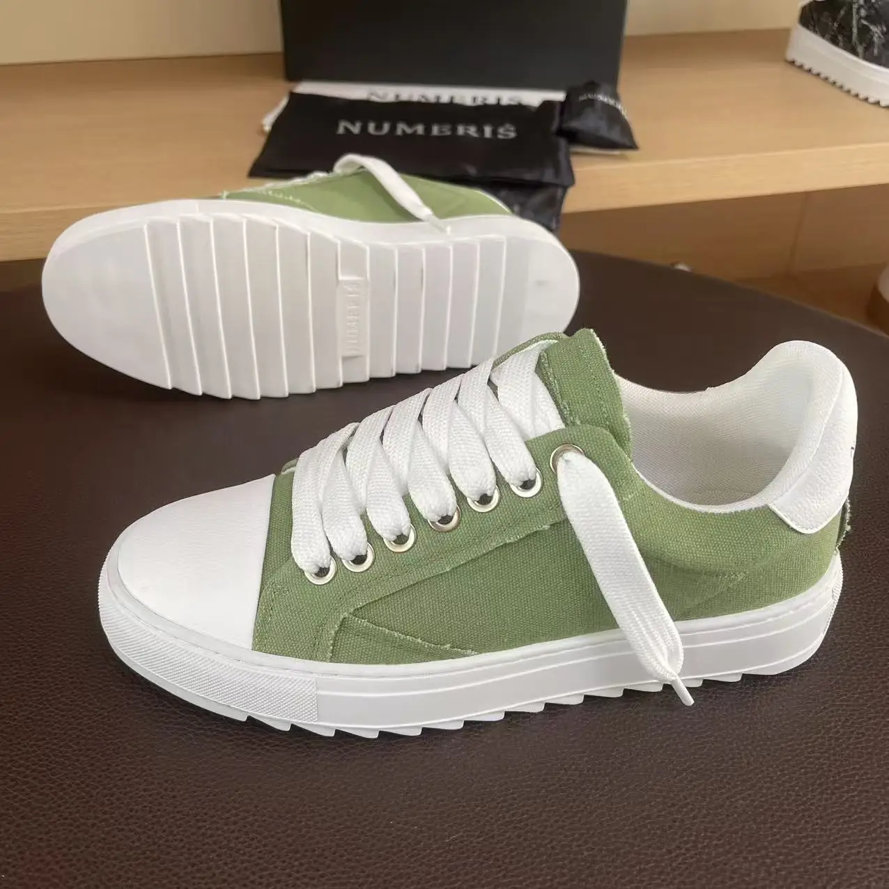 Hot-selling Retro Low-top Casual Sneakers Lace-up Non-slip White Sneakers Versatile Everyday Commuting and Walking Shoes
