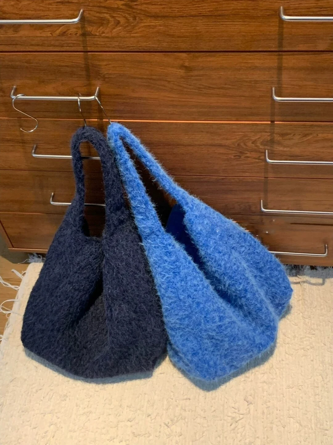 

Синяя пушистая шерстяная сумка-мешок, женская большая сумка, повседневная сумка-хобо для пригородных поездок от Bai Di Ya 2025, новый зимний сезон Faion