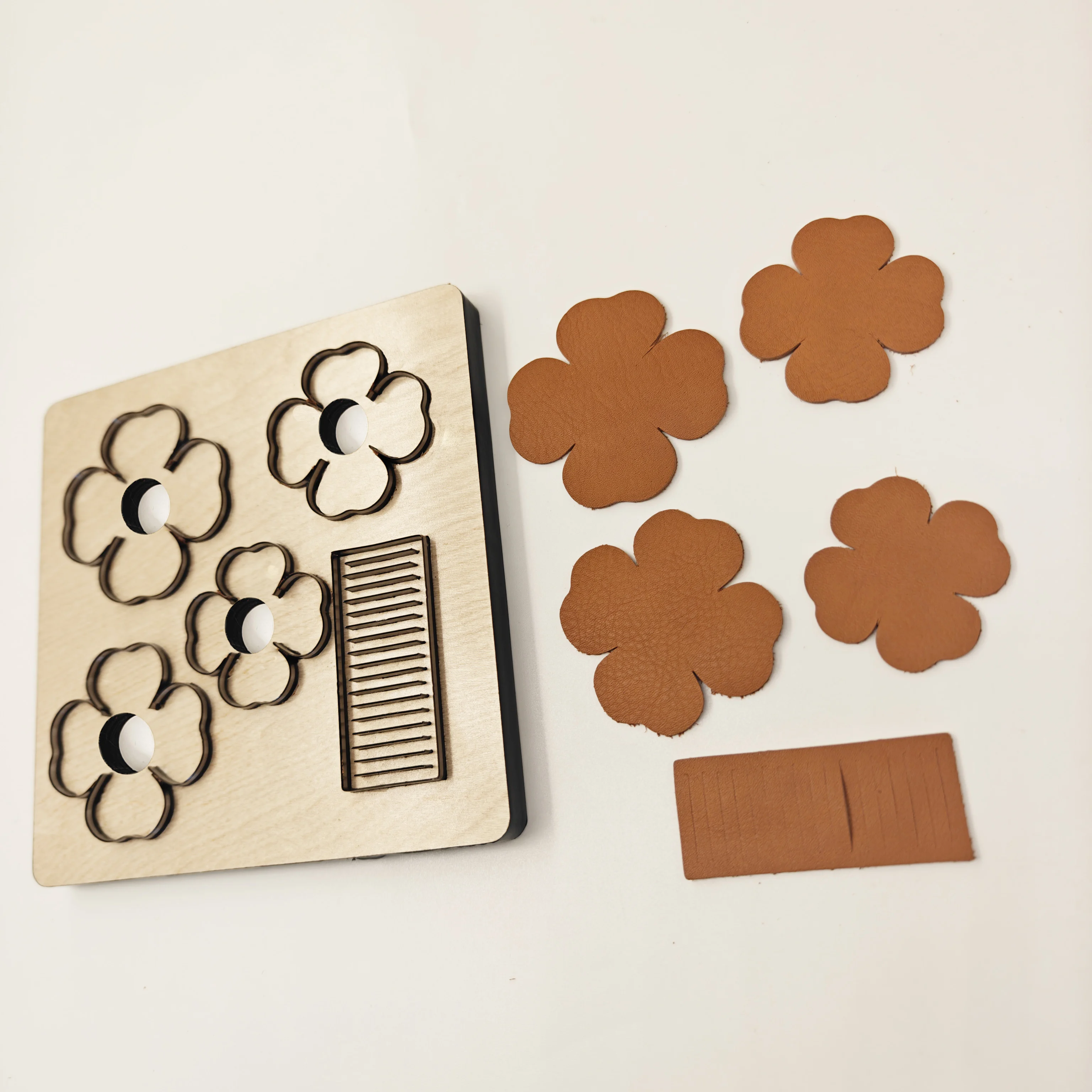 

1 шт. форма для вырезания подвесок в виде цветов, может использоваться для изготовления брелоков, подвесок для сумок и кожаных изделий.