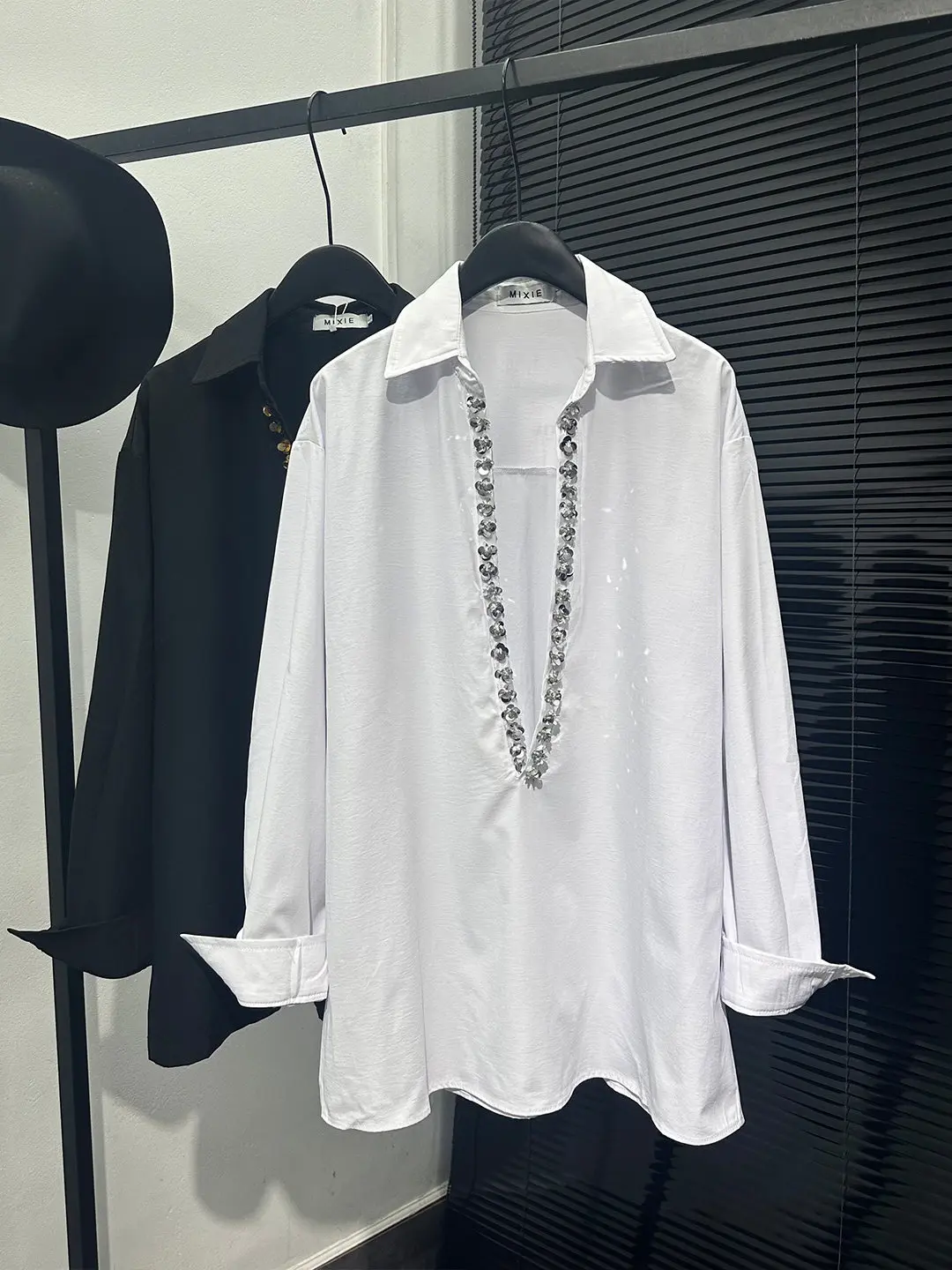 

SuperAen 2026 Весна-Лето: Новинка! Элегантные повседневные топы с глубоким V-образным вырезом, стразами и пайетками, свободного кроя, с длинными рукавами